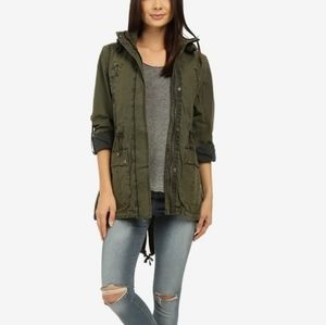 Levi women's utility army jacket. Khaki green. Detachable hood. Non smoking home